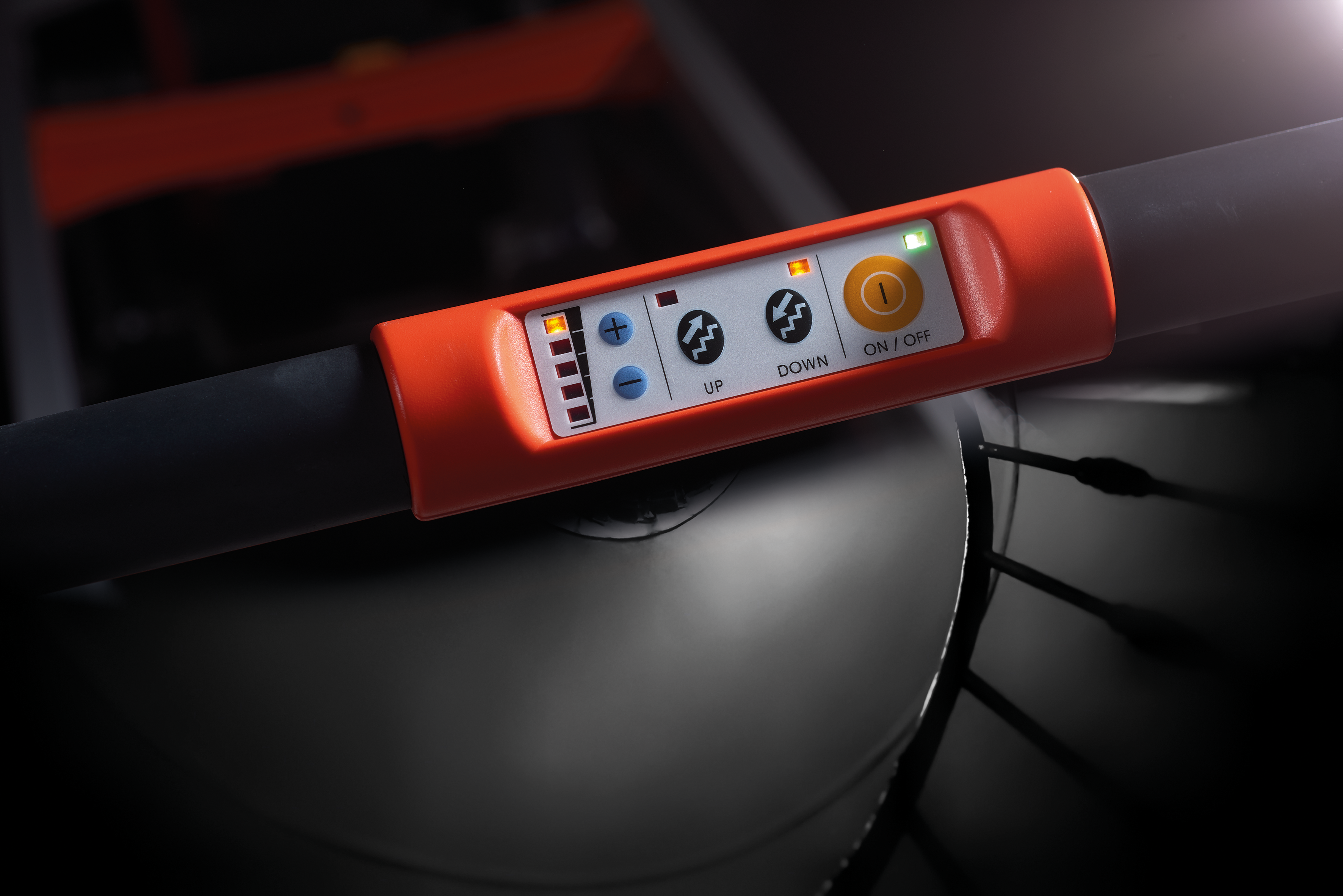 Das Bild zeigt das Bedienteil des CargoMaster C120. Zu sehen ist die Akkuanzeige, der Auf- und Abschalter, sowei der AN-/AUS Knopf.