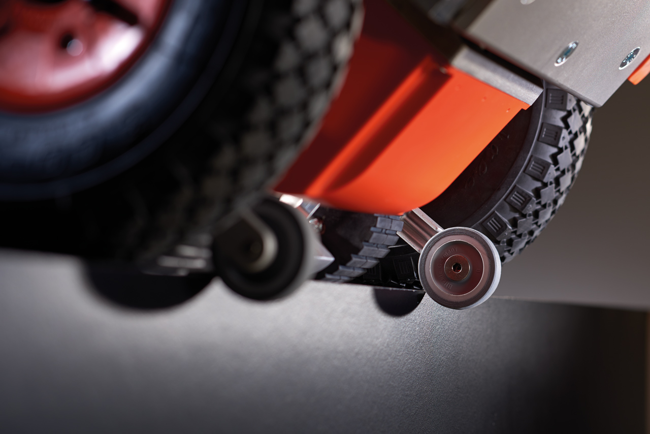 Das Bild zeigt eine Detailansicht des Treppensteigers C120. Zu sehen ist das Stufenbremssystem, bei dem zwei Tasträder über die Treppenstufe fallen, und den Treppensteiger somit abbremsen.