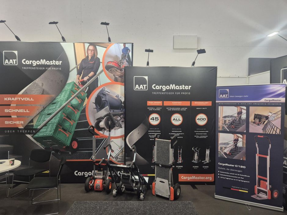 Das Bild zeigt den Messestand von Bosch, auf dem eine ca. 2 Meter hohe, aus Bosch-Koffern gemachte Akkuschrauber-Figur zu sehen ist."