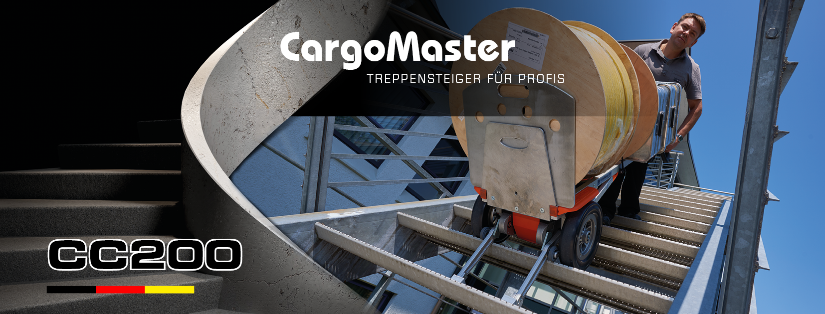Das Bild zeigt einen Mann, der mit Hilfe eines elektrischen Lastentreppensteigers CargoMaster, eine schwere Last über eine Treppe befördert. Links ist eine Treppe angedeutet sowie der Produktname CC200 ist zu lesen. 