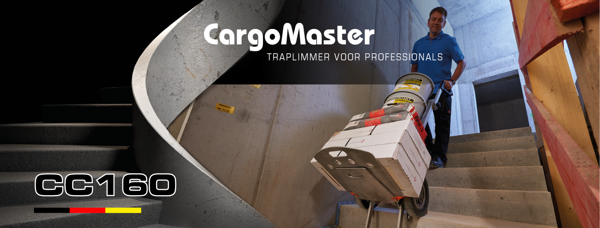 De foto toont een man die verschillende zware materialen een trap op vervoert met een trapzakwagen. Op de foto staat “AAT CargoMaster trapklimmer voor professionals”, lasttransport tot 200 kg over de trap, extreem veilig traprandremsysteem per wiel, geïntegreerde meertraps accu-indicator. Er is ook een tekening van een hand die zijn duim omhoog strekt. 
