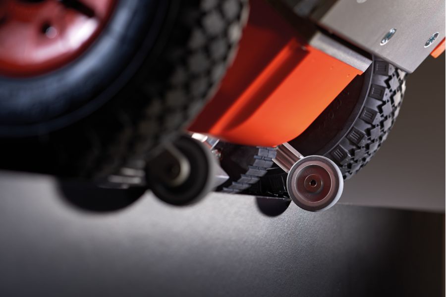 Das Bild zeigt eine Detailansicht des Treppensteigers C120. Zu sehen ist das Stufenbremssystem, bei dem zwei Tasträder über die Treppenstufe fallen, und den Treppensteiger somit abbremsen.