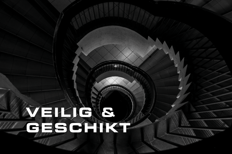 Op de foto zie je een vrouw van middelbare leeftijd die een stapel zware papieren dozen de trap op en af vervoert met behulp van een AAT mobiele trappensteekwagen.