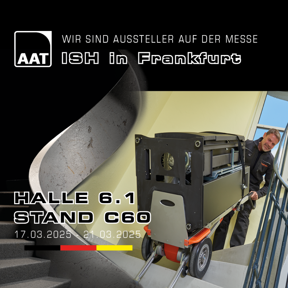 Das Bild zeigt einen Mann im mittleren Alter, der mit unserem CargoMaster Treppensteiger einen großen Ofen problemlos eine Wendeltreppe hinunterträgt. Auf dem Bild sind auch Informationen darüber, wann und wo wir auf der ISH Messe sein werden.