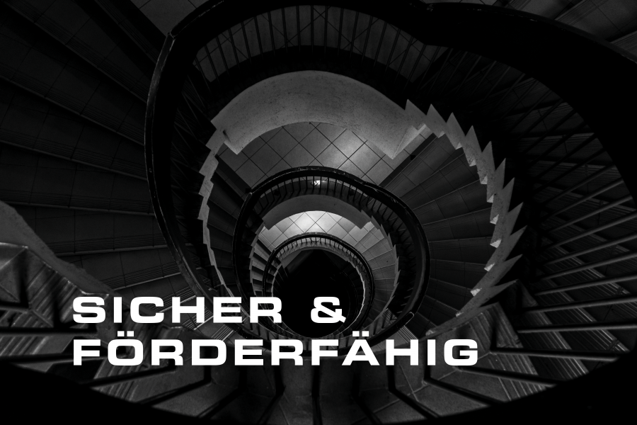 Das Bild zeigt eine schwarze gewendelte Treppe, auf dem Bild steht "Sicher & förderfähig"