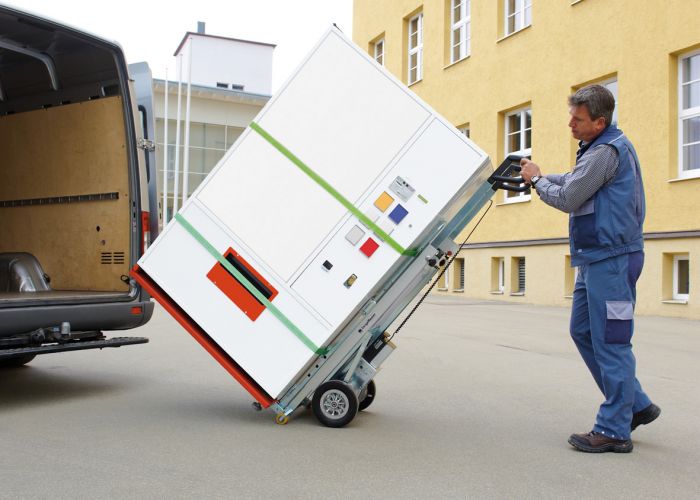 Op de foto wordt de CargoMaster trapklimmer gebruikt om te duwen op een vlakke ondergrond.