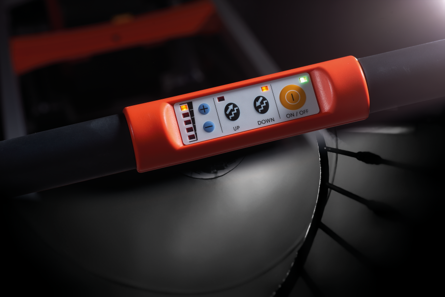 Das Bild zeigt das Bedienteil des CargoMaster C120. Zu sehen ist die Akkuanzeige, der Auf- und Abschalter, sowei der AN-/AUS Knopf.