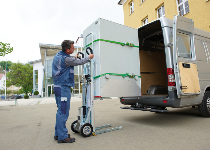 Op de foto wordt de CargoMaster trapklimmer gebruikt voor eenvoudig laden met de geïntegreerde lift.