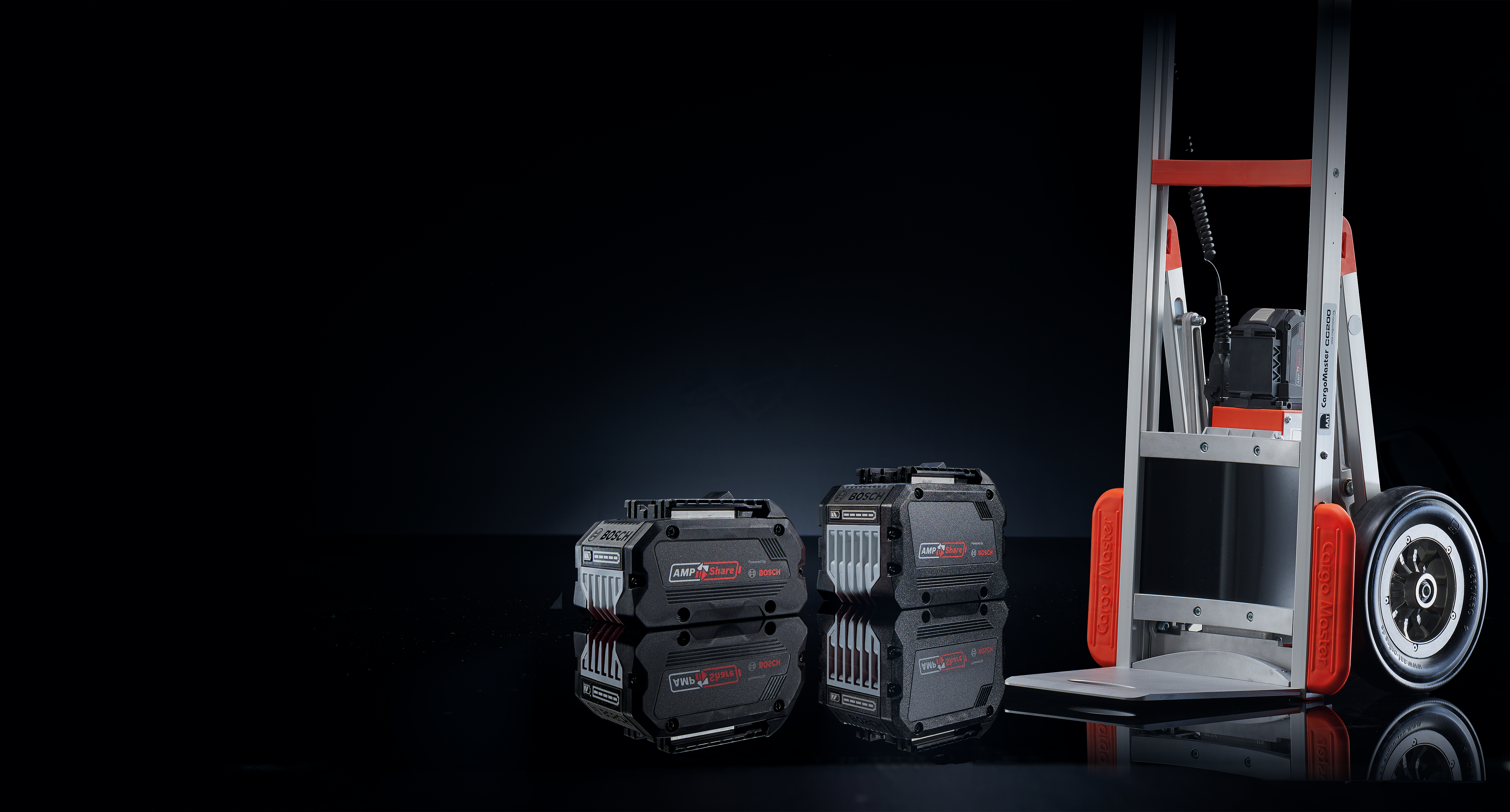 Das Bild zeigt den Treppensteiger CC200 von AAT neben zwei der neuen AMPShare-Akkus von Bosch.
