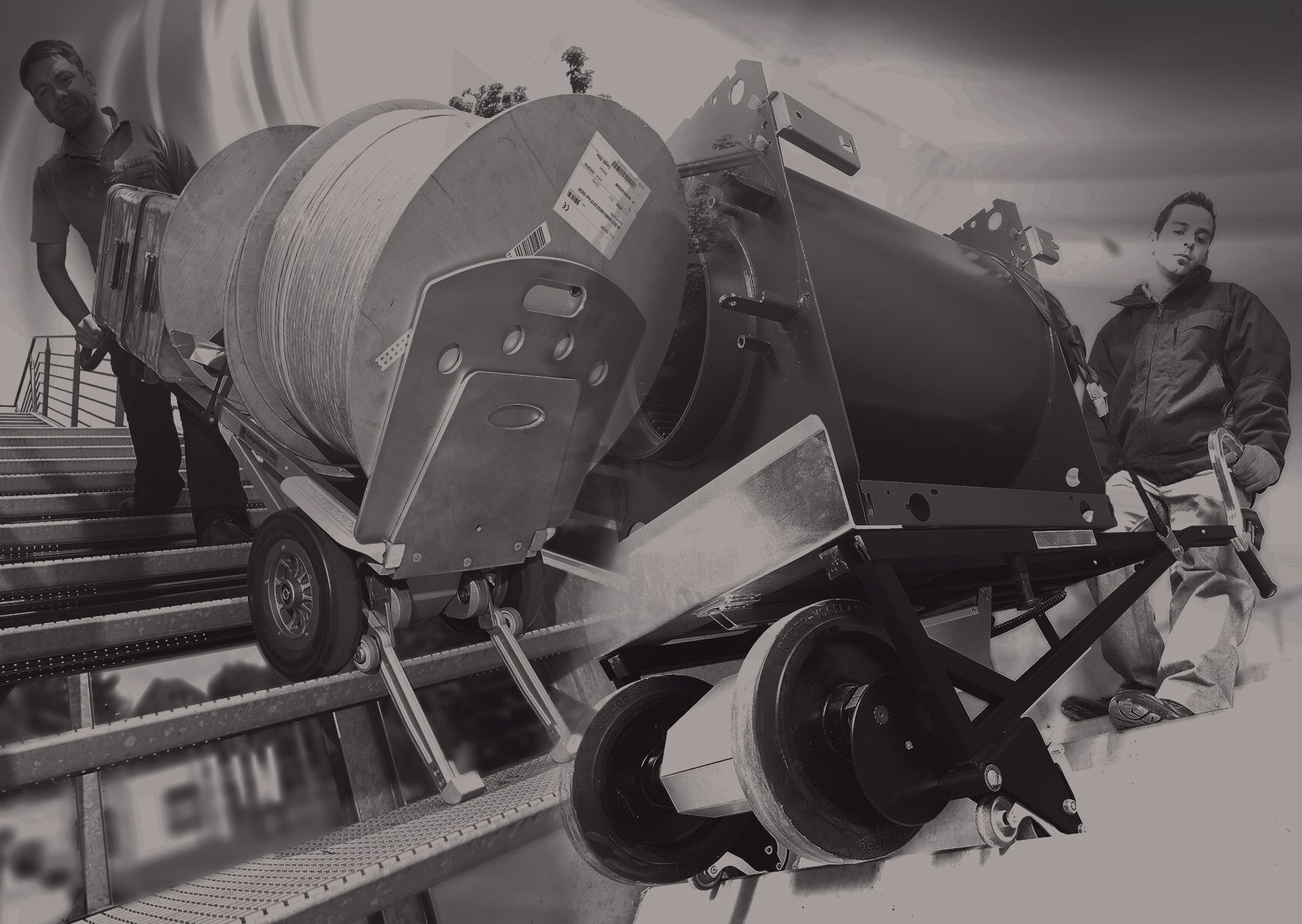 Der original Cargomaster von AAT im professionellen Einsatz: Zwei schwere Lasten werden sicher und effizient über Treppen transportiert – kraftvoll, zuverlässig und seit über 35 Jahren bewährt im industriellen Einsatz